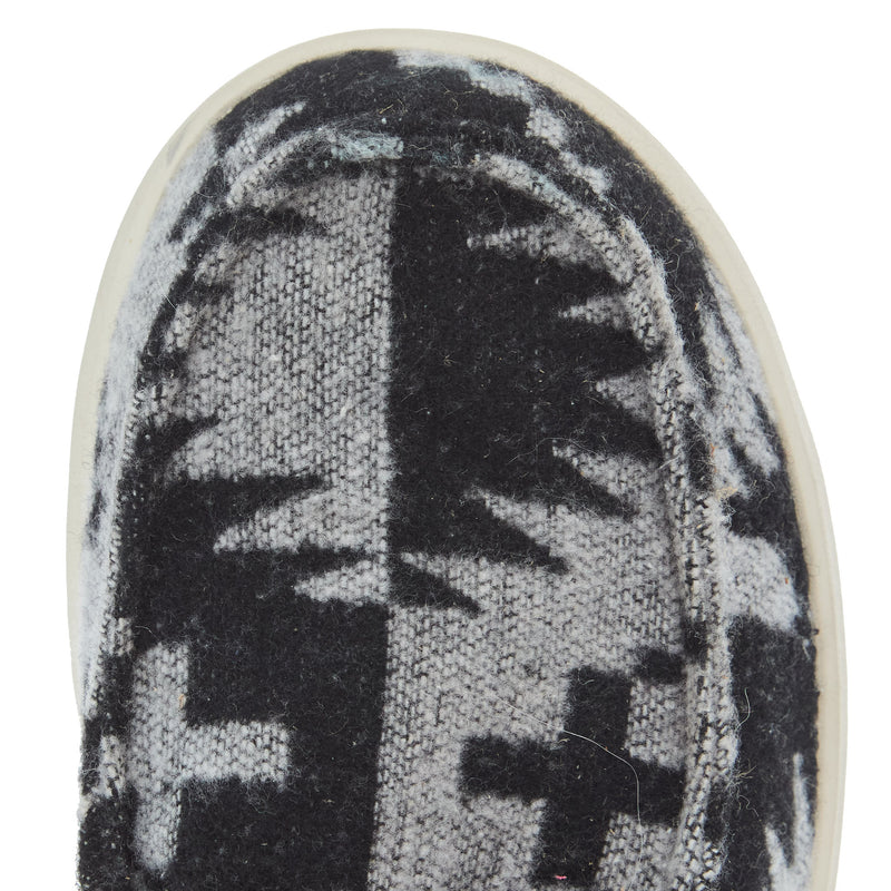 Ariat Women`s Black and White Flannel Blanket Hilo Casual