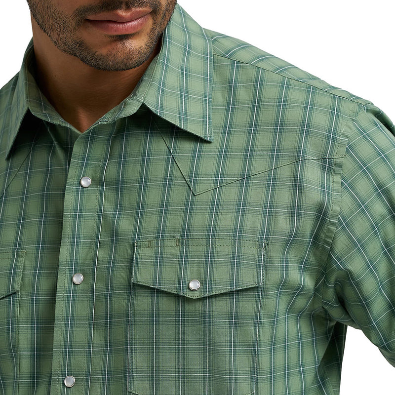 Wrangler Men's Blue Plaid Wrinkle Resist Shirt
