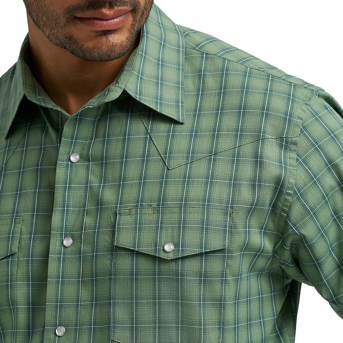Wrangler Men's Blue Plaid Wrinkle Resist Shirt